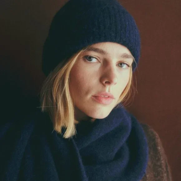 NEW Sézane Paul Beanie in Navy Blue - Picture 2 of 3